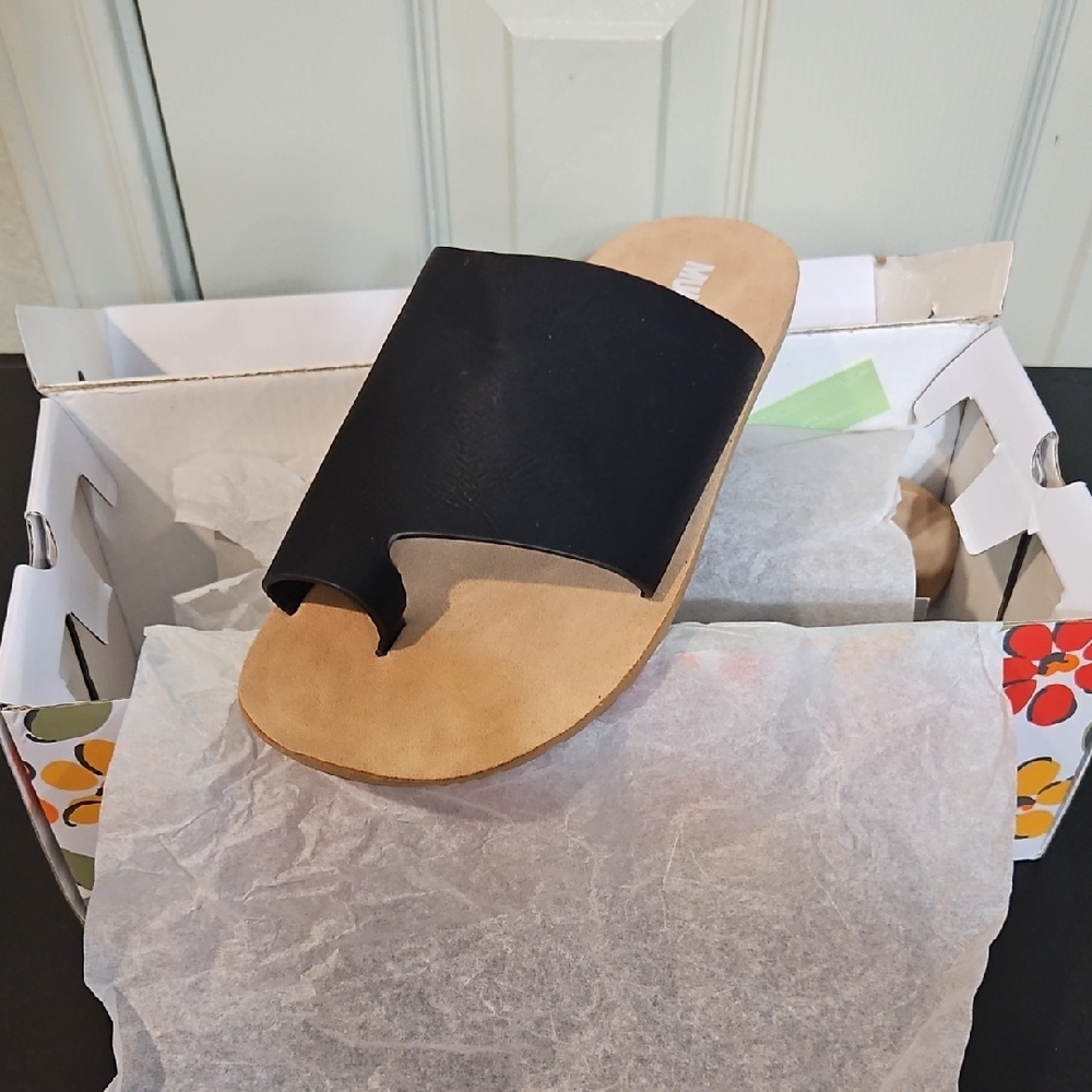 Muk Luks Black and Tan Sandals
